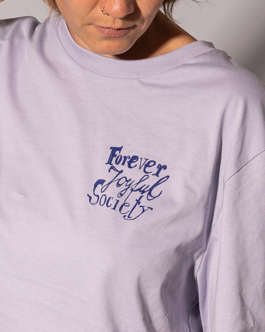 Monsterparty T-shirt | Lavendelfarbenes Shirt mit Druck auf dem Rücken